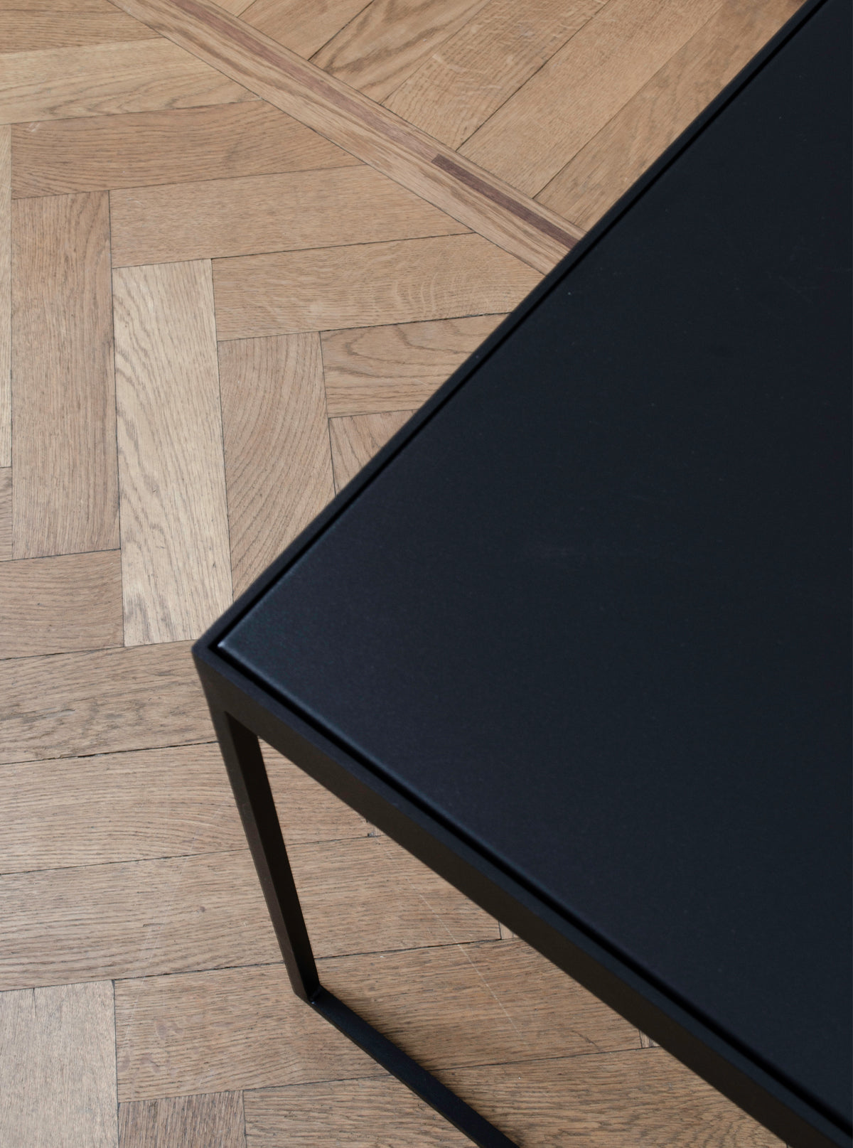 Dis coffee table h 47