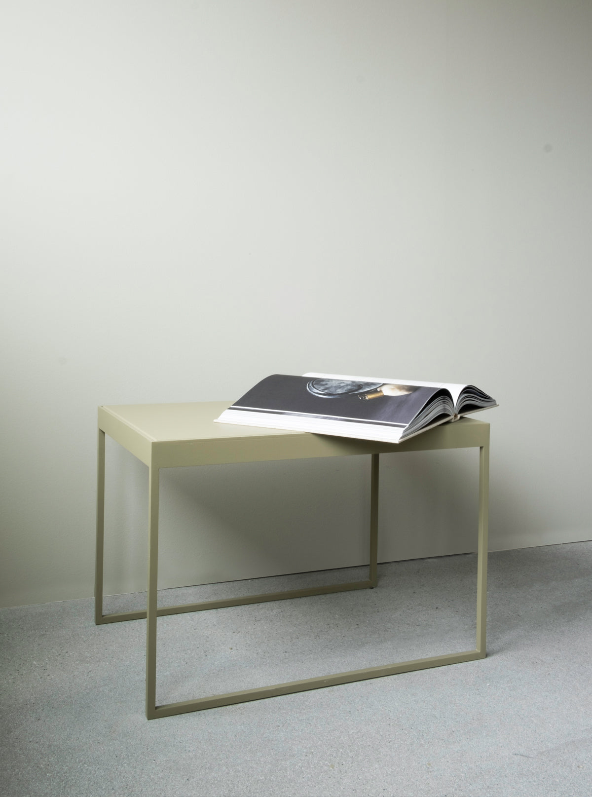 Dis coffee table h 47