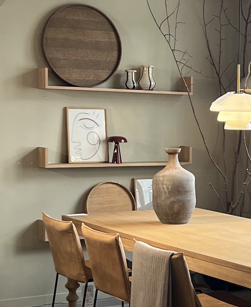 Gren hyller fra ygg&lyng bak et viola spisebord med kyst dining chair