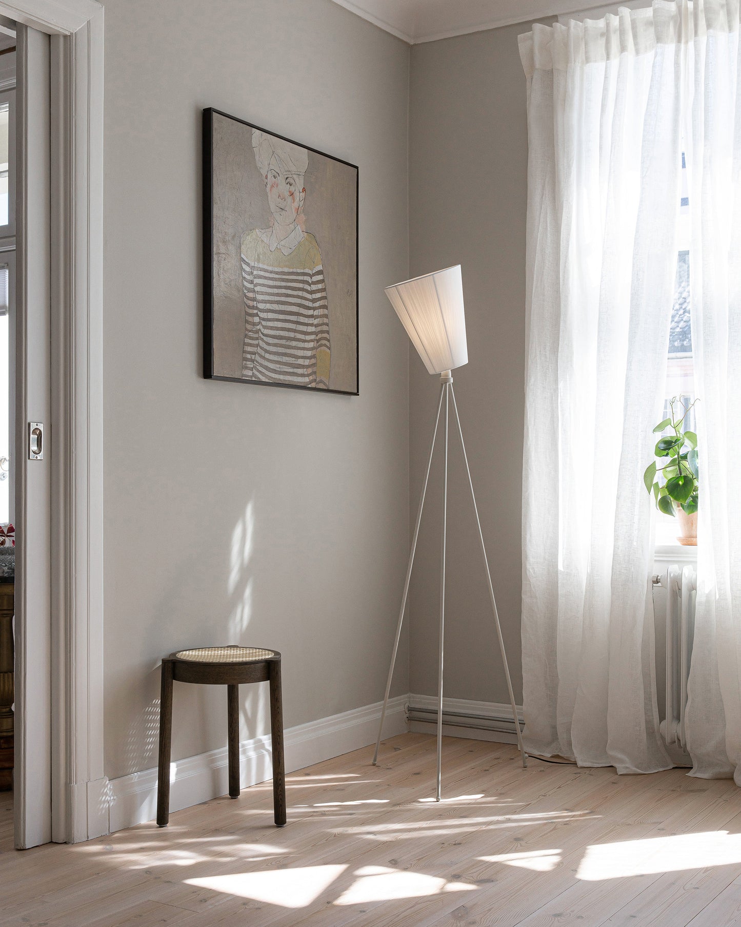 Oslo Wood floor lamp fra Northern