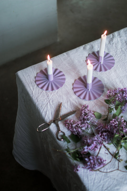 Krum lysestaker fra ygg&lyng i loud Lilac farge med tente lys.