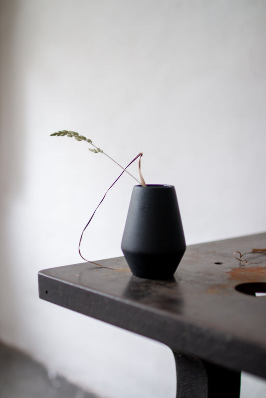 Dia vase 11 centimeter i coal black farge fra ygg&lyng