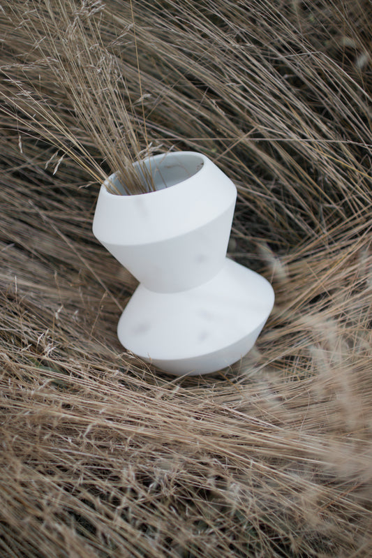 Dia vase 22 centimeter fra ygg&lyng i fargen Milk white