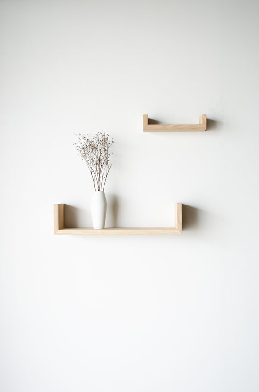 Hvit oljet gren hylle fra ygg&lyng med hvit dia vase.