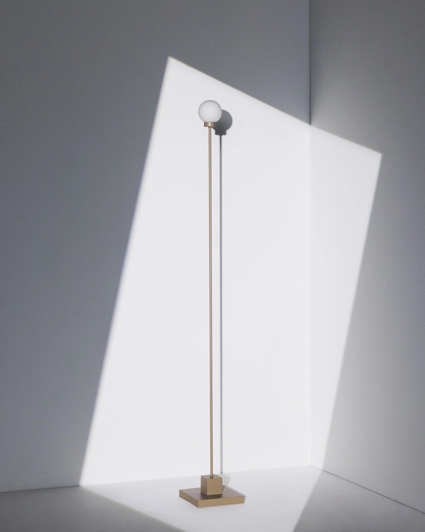 Snowball portable floor lamp fra Northern