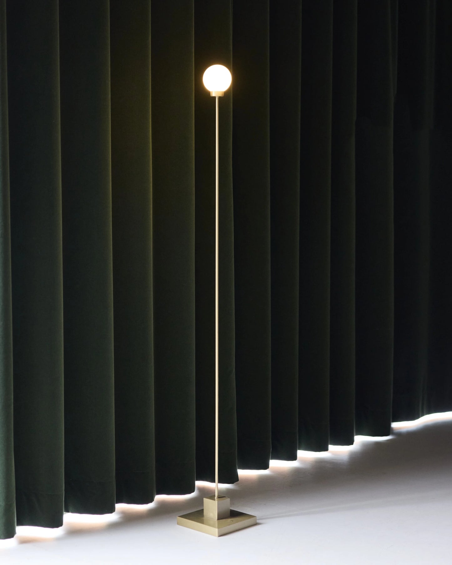 Snowball portable floor lamp fra Northern