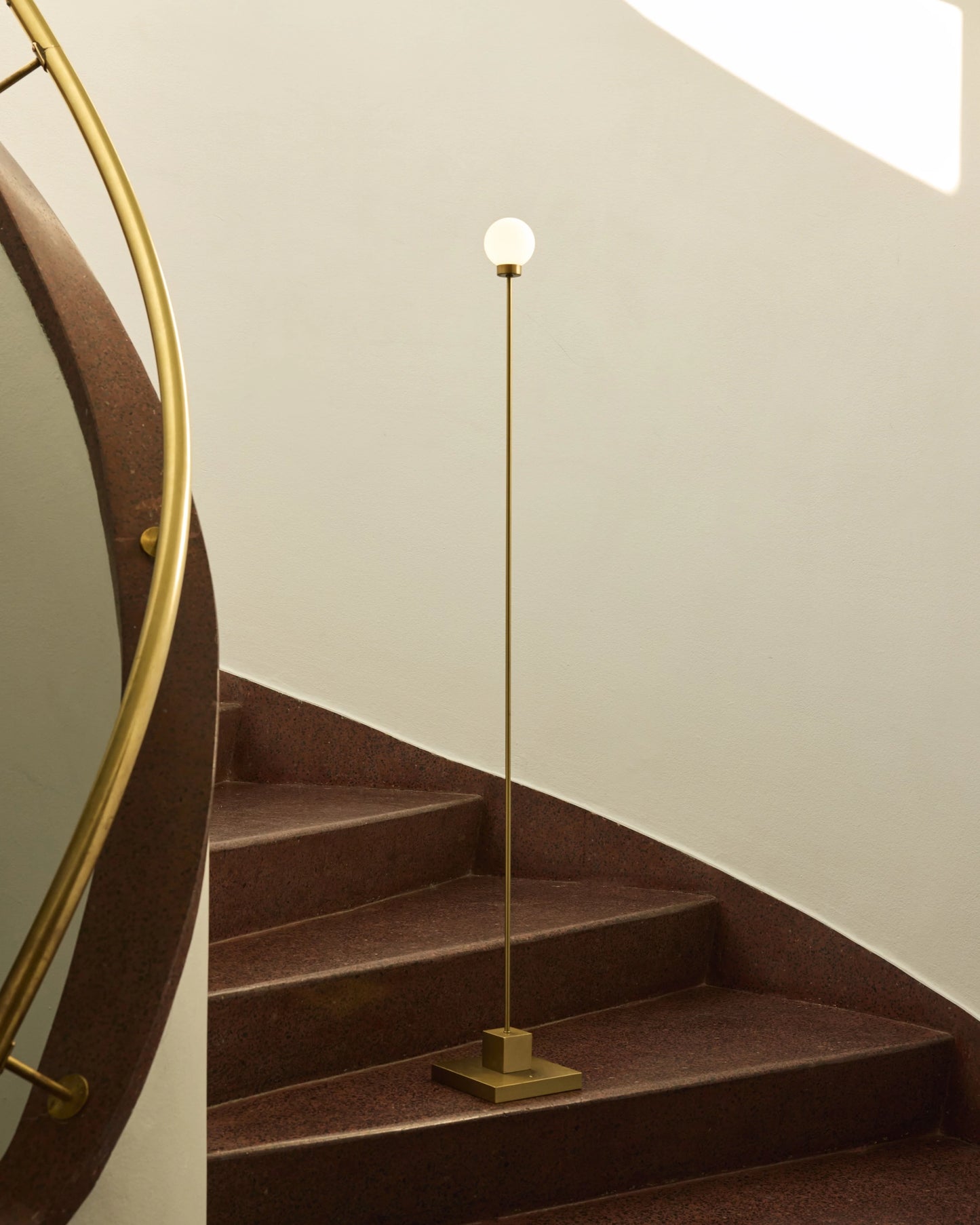 Snowball portable floor lamp fra Northern