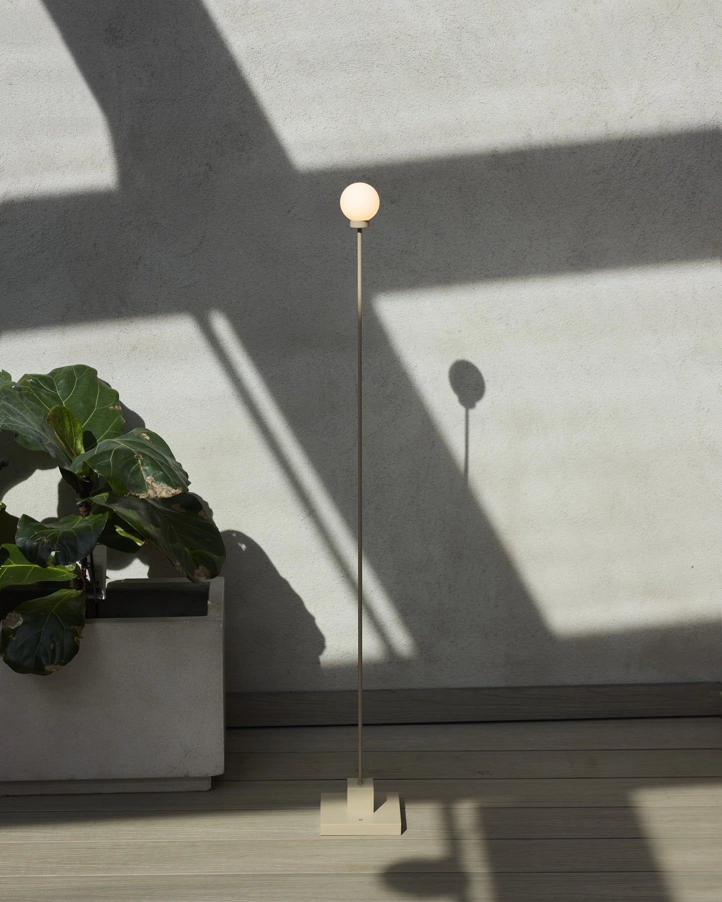 Snowball portable floor lamp fra Northern