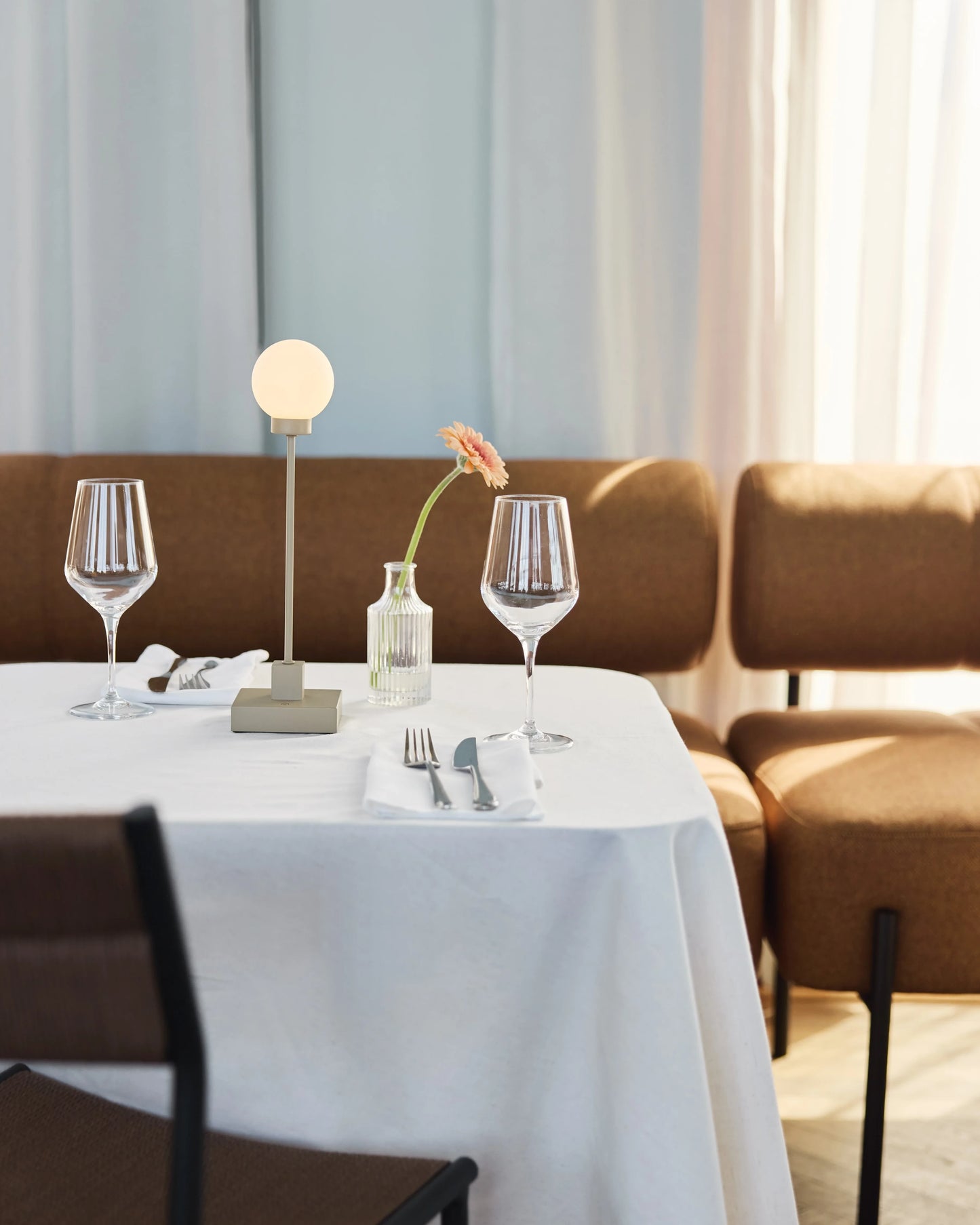 Snowball portable table lamp fra Northern