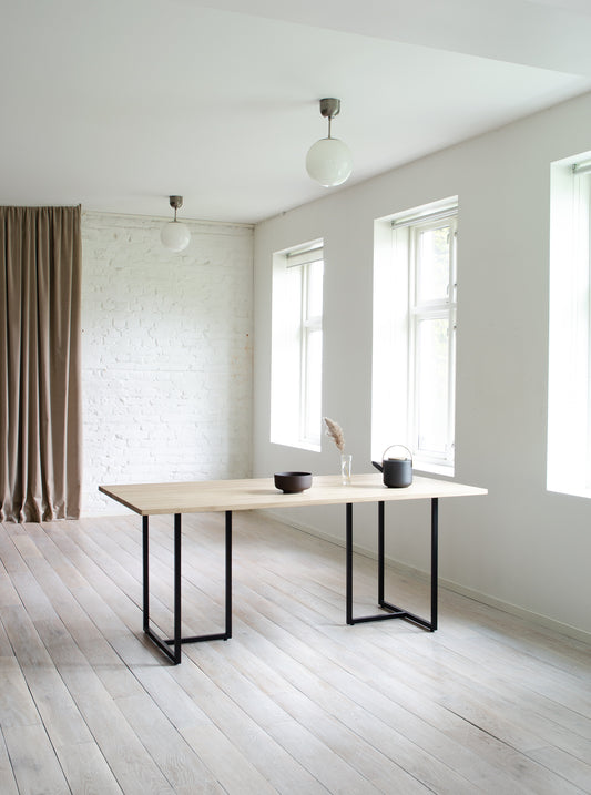 T-bordet dining table