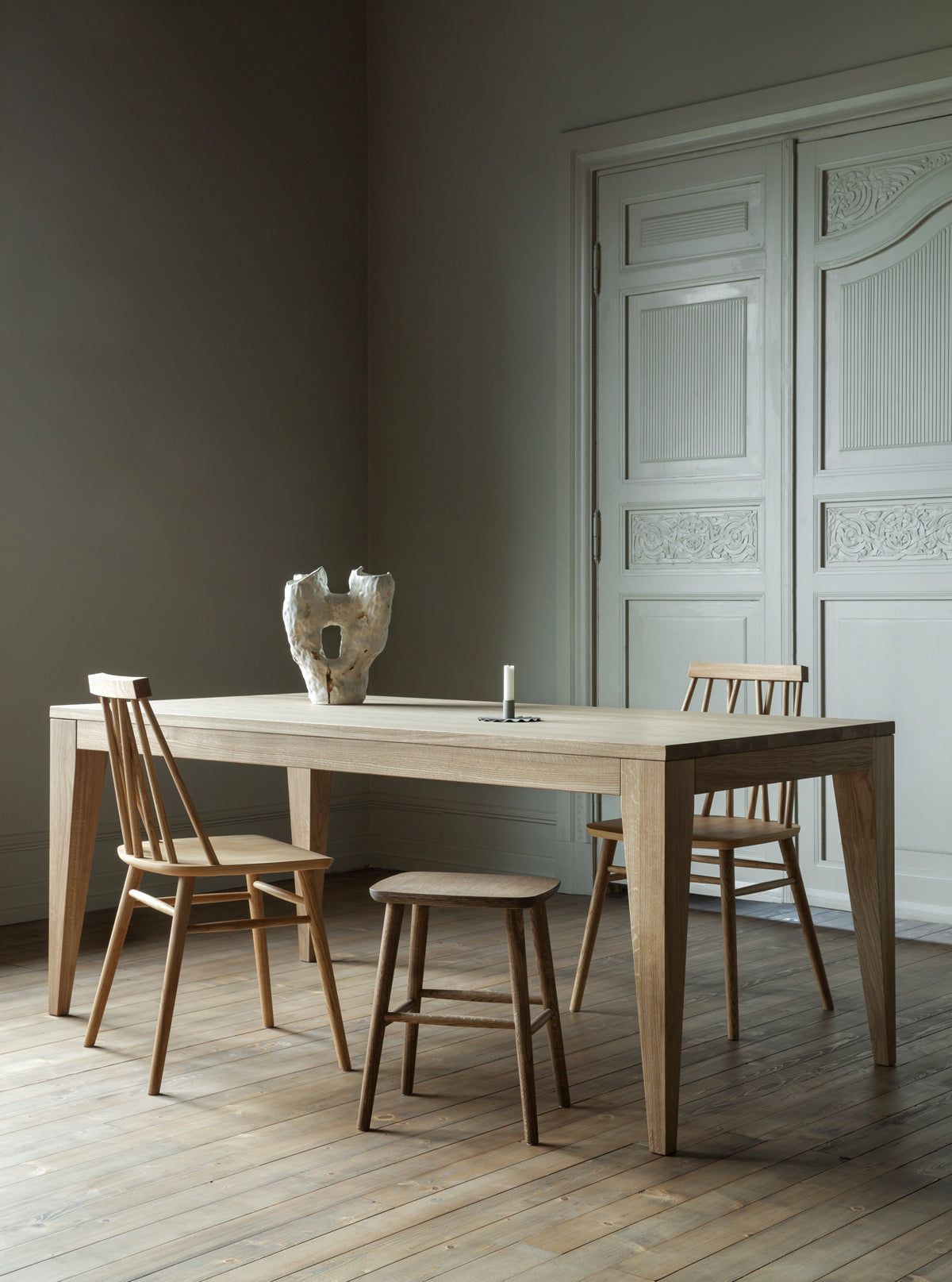 Varg spisebord i natur oljet med non spisestoler og non krakk
