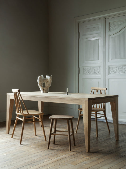 Varg spisebord i natur oljet med non spisestoler og non krakk