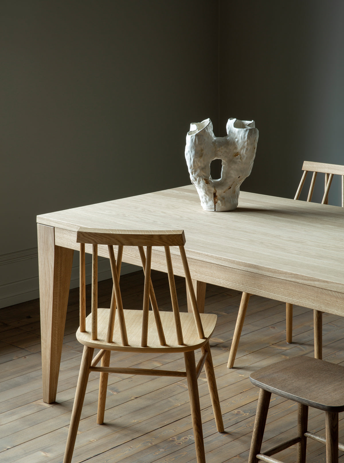 Varg spisebord i natur oljet med non spisestoler og non krak