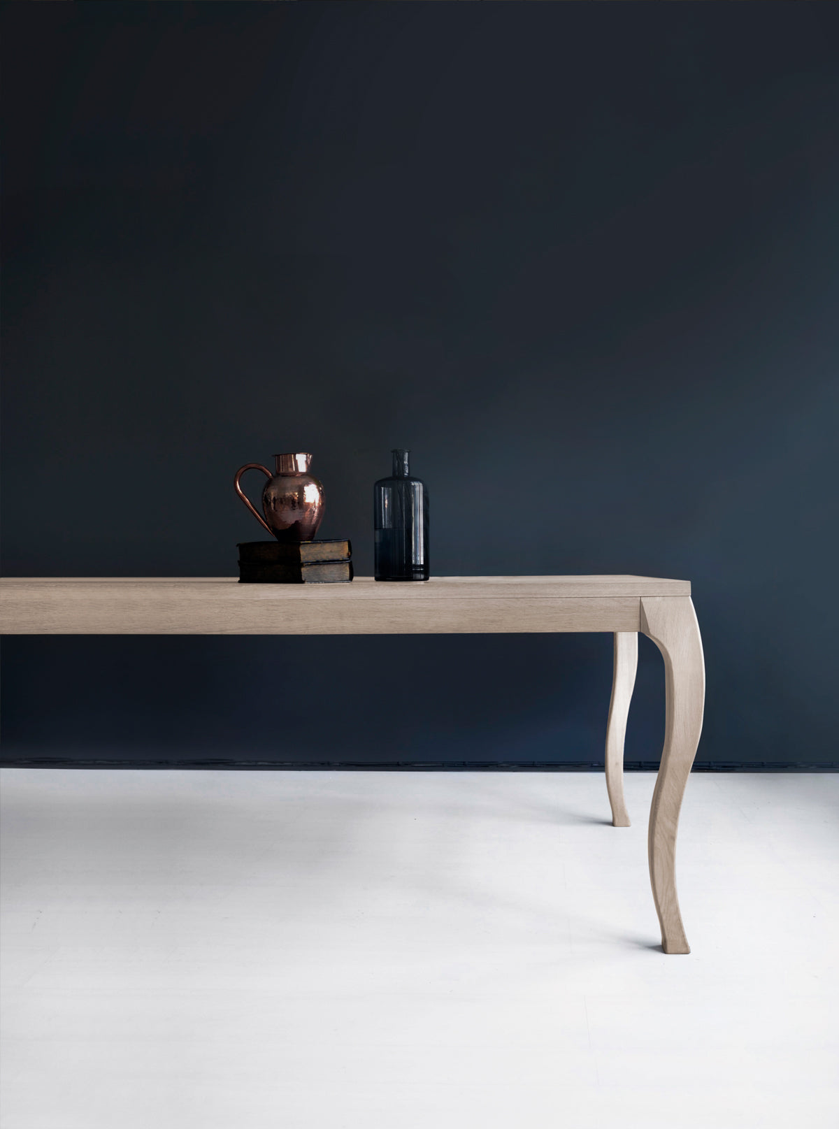 Victoria dining table