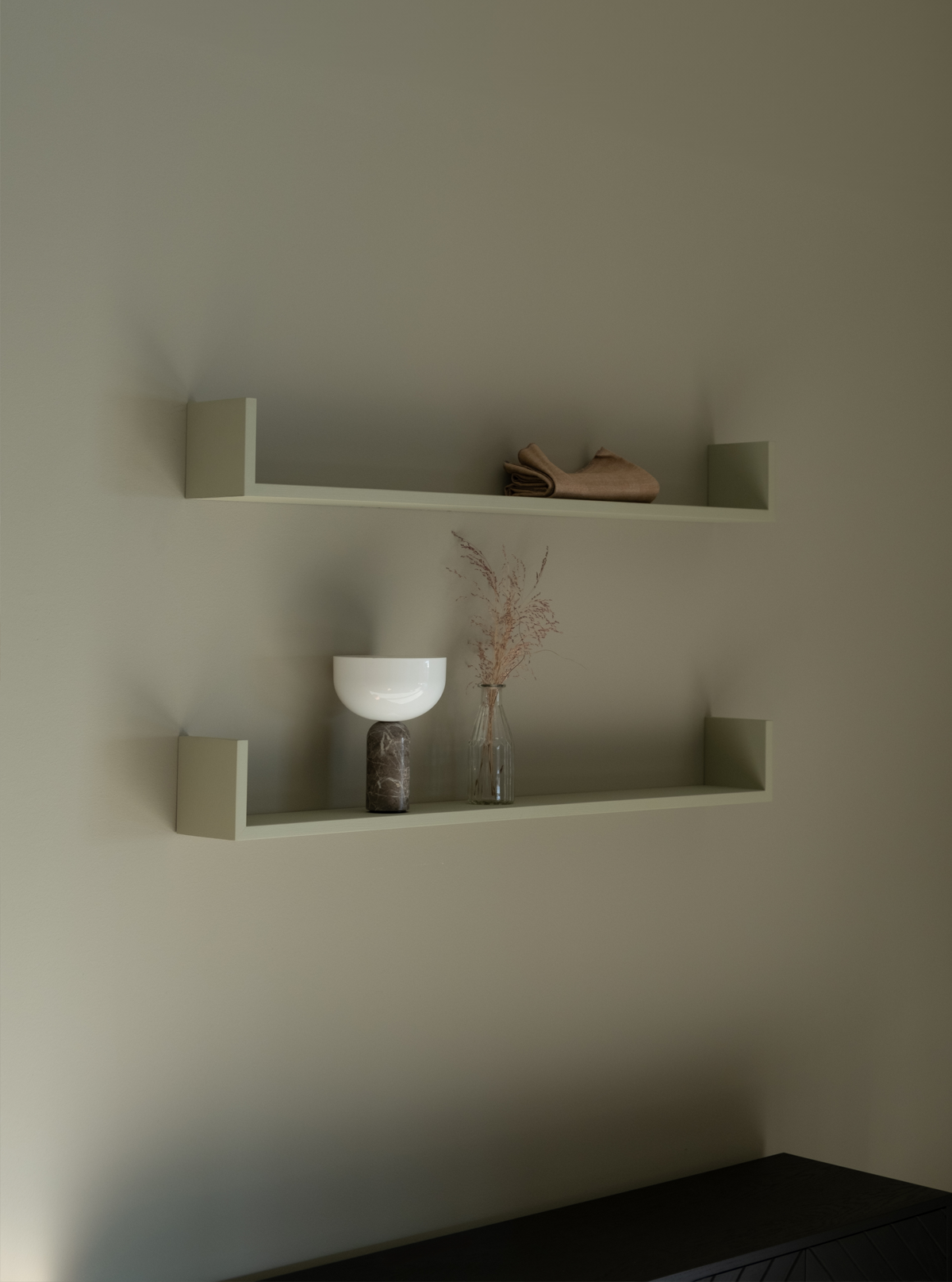 Furu gren hyller malt i grønn