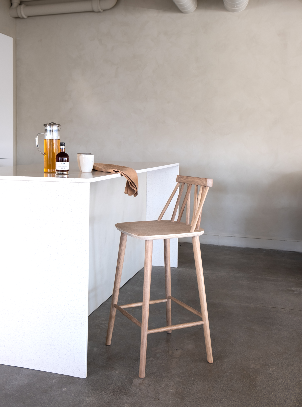 Non bar stol i hvit oljet fra ygg&lyng