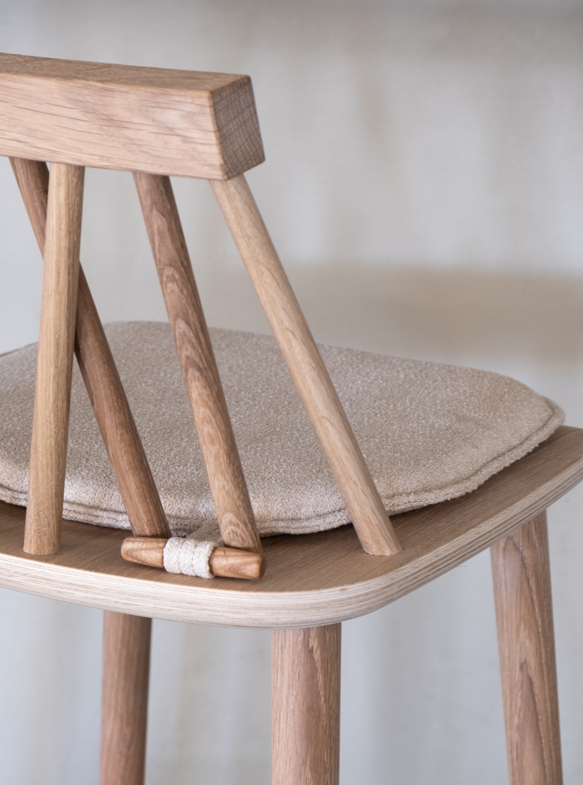 non bar stol i hvit oljet med setepute far ygg&lyng