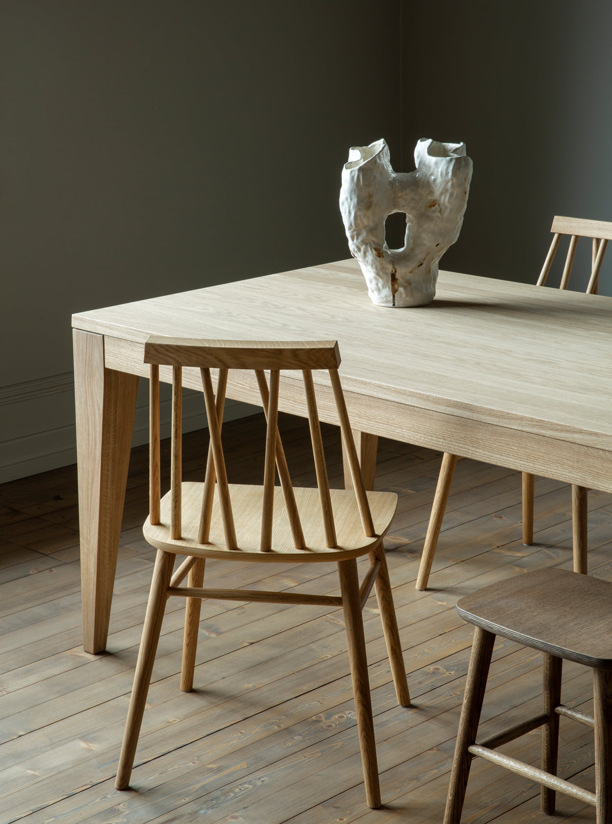 Non spisestol i natur oljet foran varg spisebord fra ygg&lyng