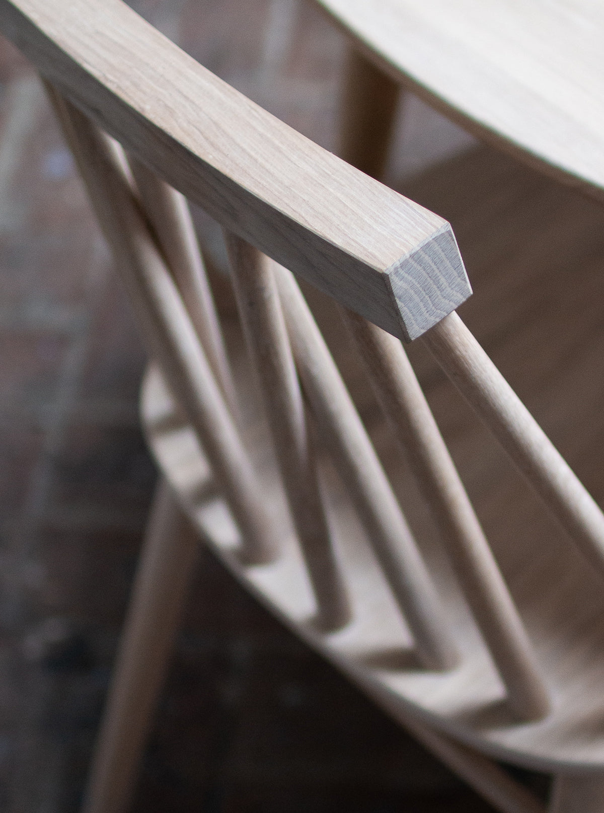 nærbilde av non spisestol i hvitoljet fra ygg&lyng