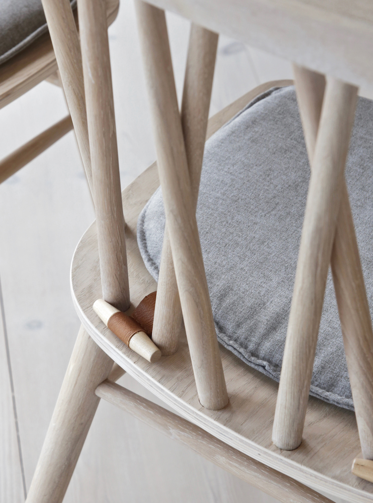 Non spisestol i hvit oljet med gra seteputa fra ygg&lyng