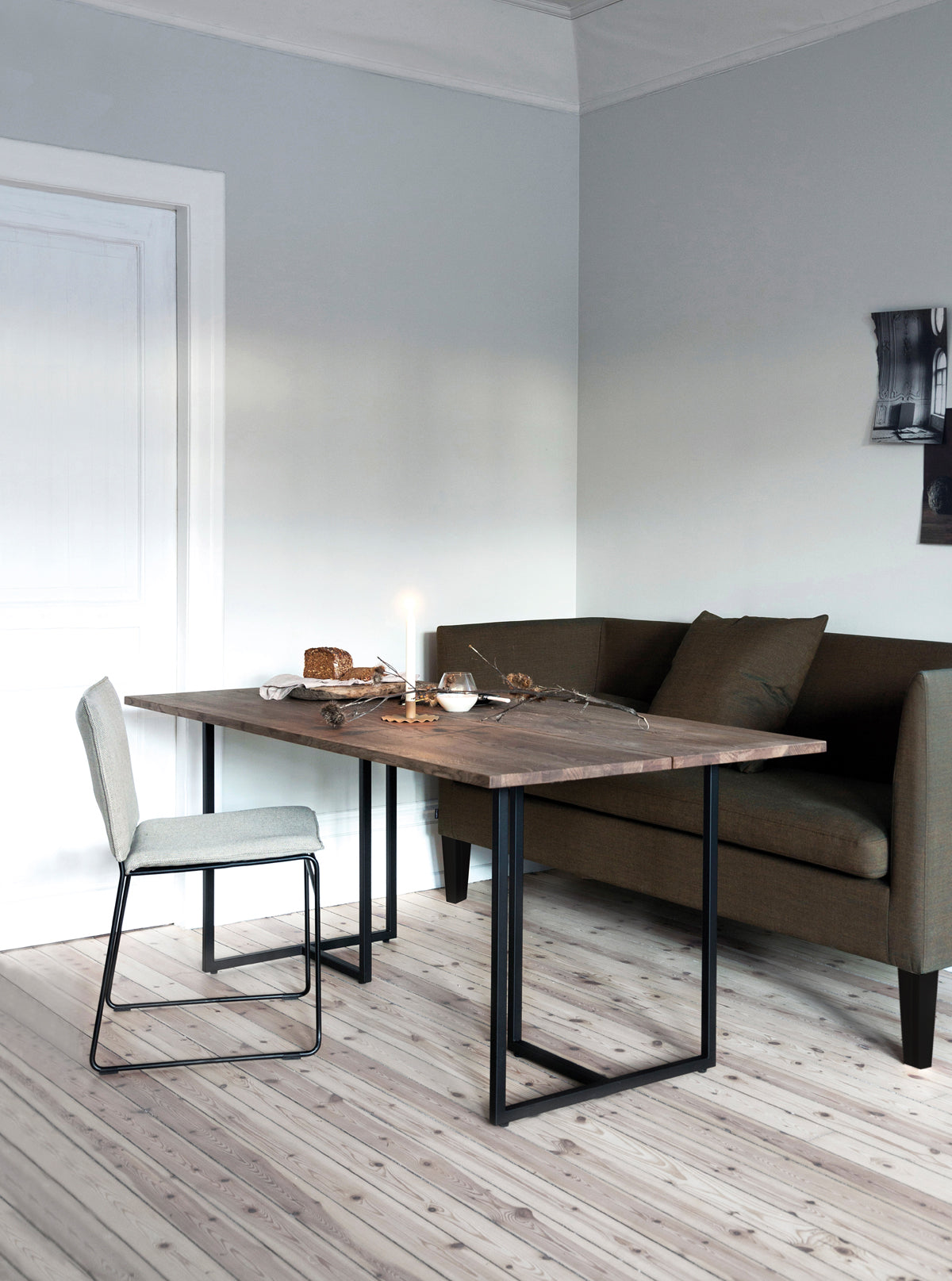 T-bordet dining table