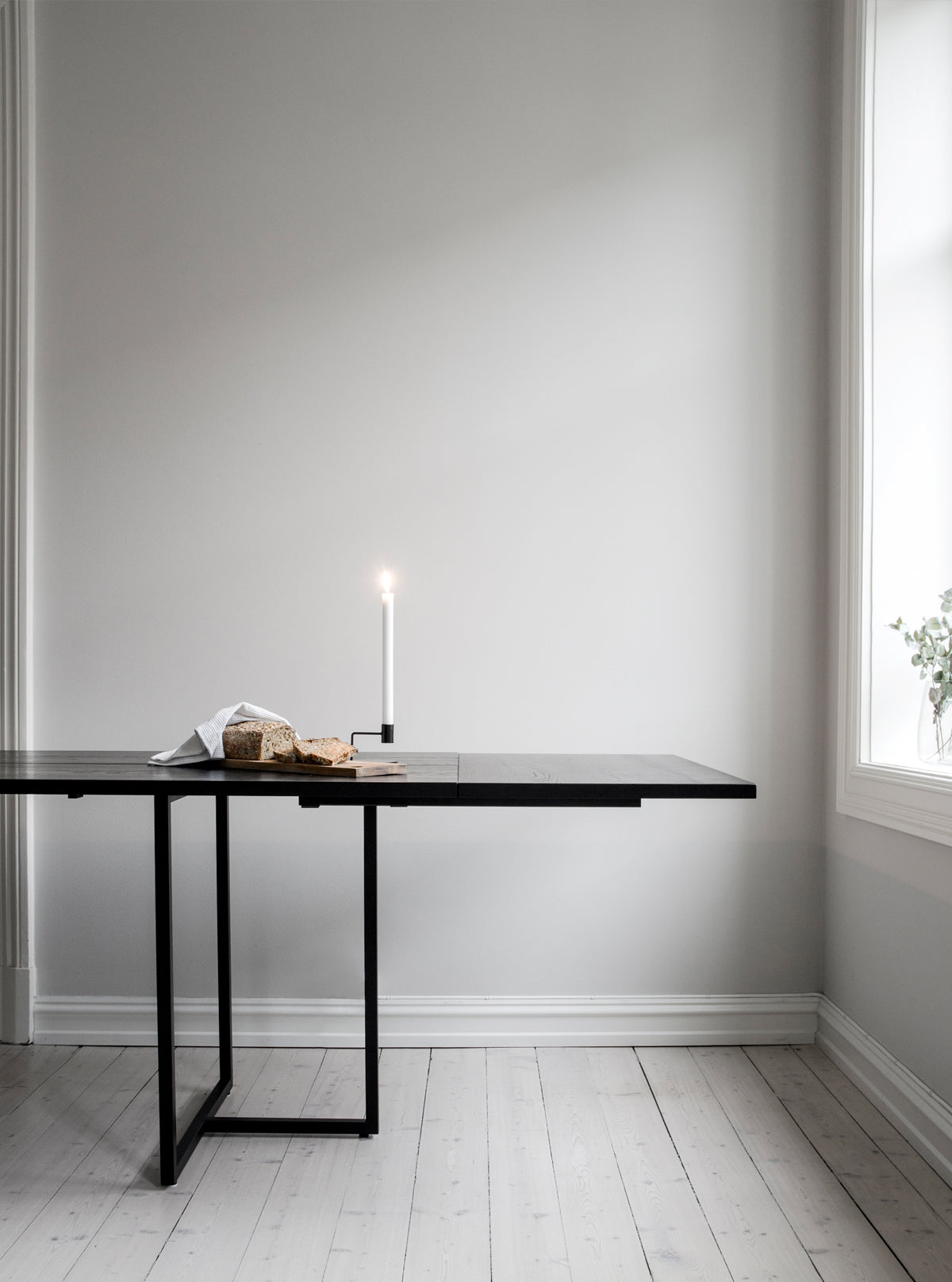 T-bordet dining table