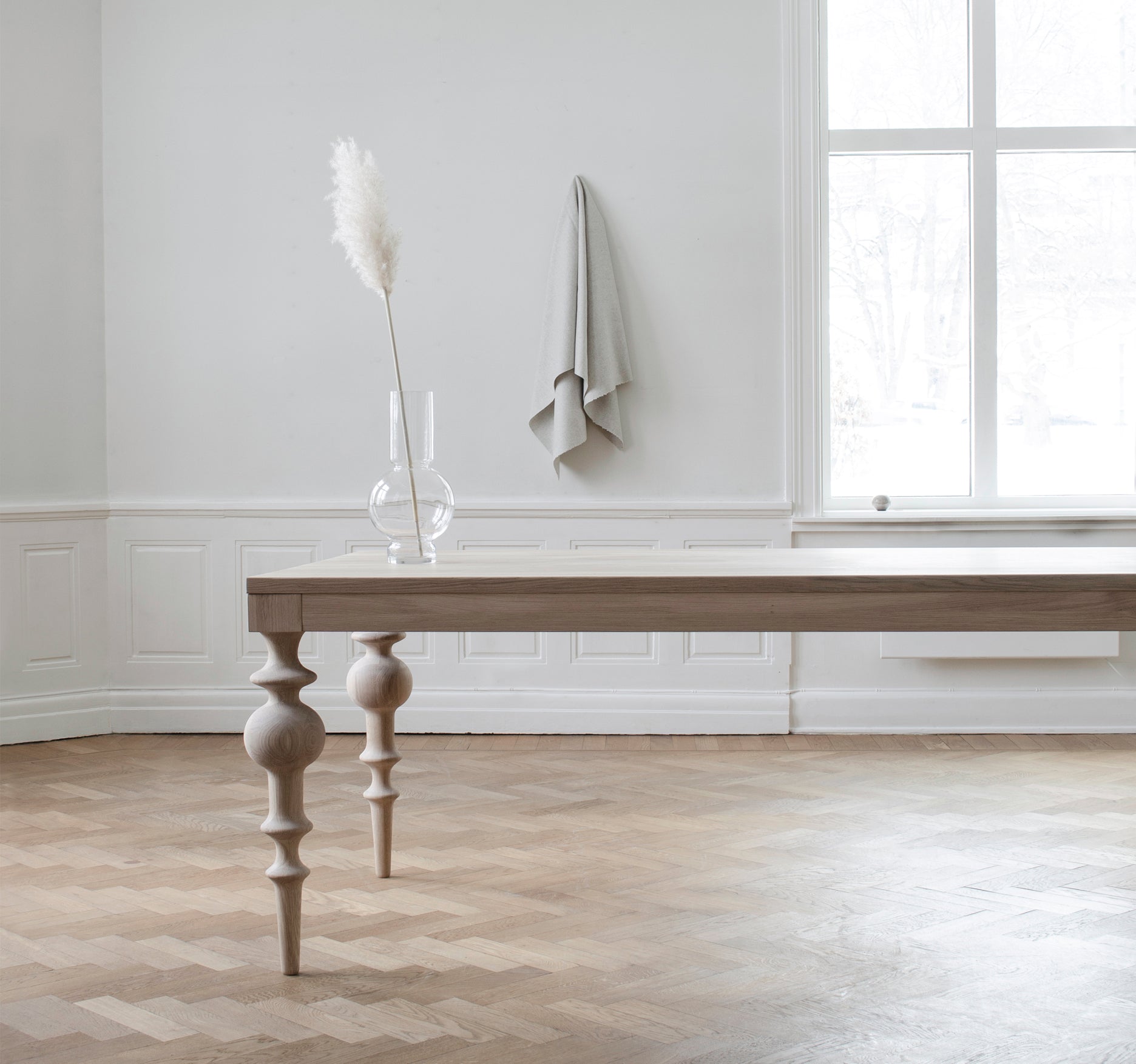 Viola dining table