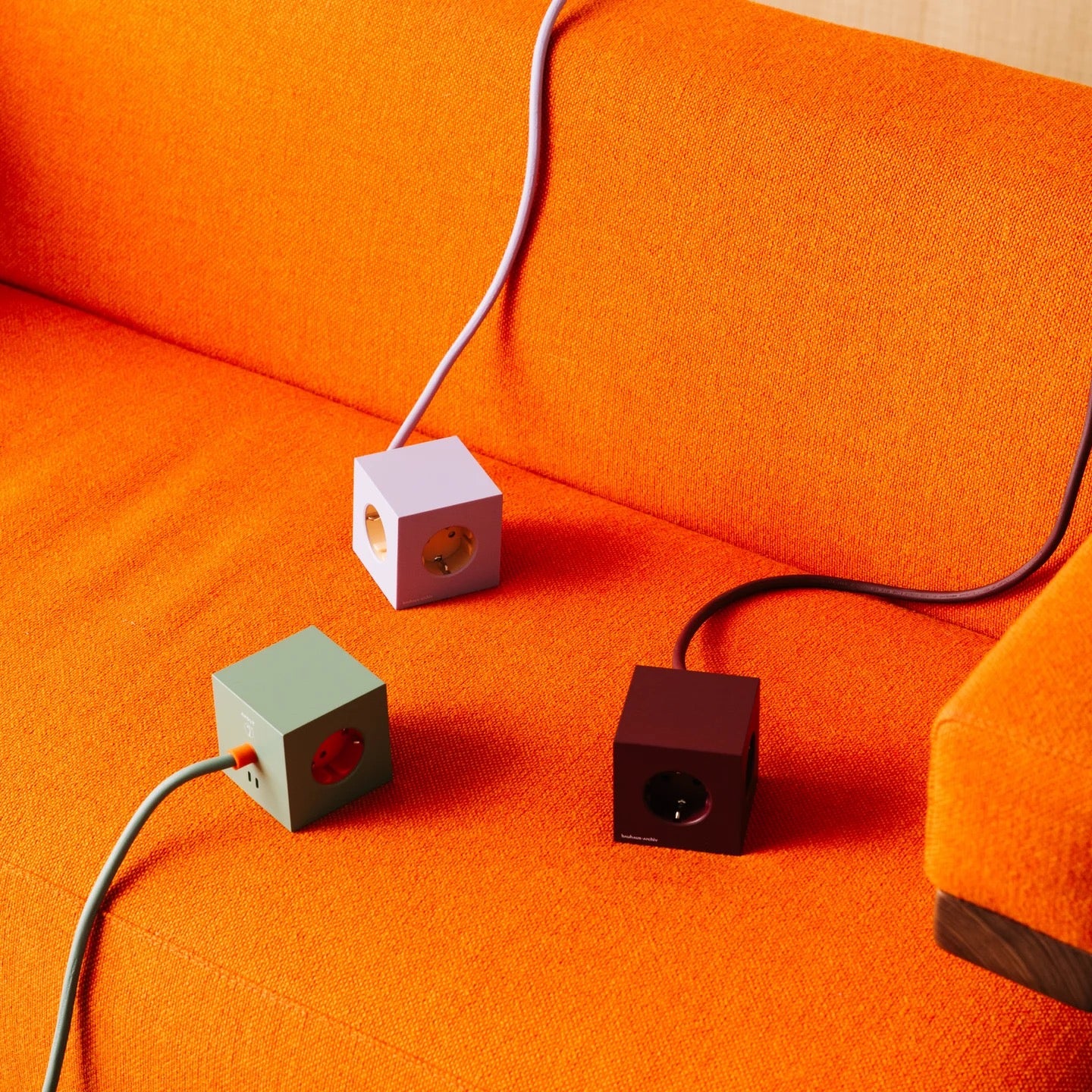 Square 1 – Bauhaus-Archiv (Mulberry Red, USB-C 30 W) fra Avolt