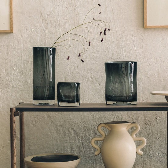 Sine-vase (29,5 × 11 cm) fra Hadeland Glassverk