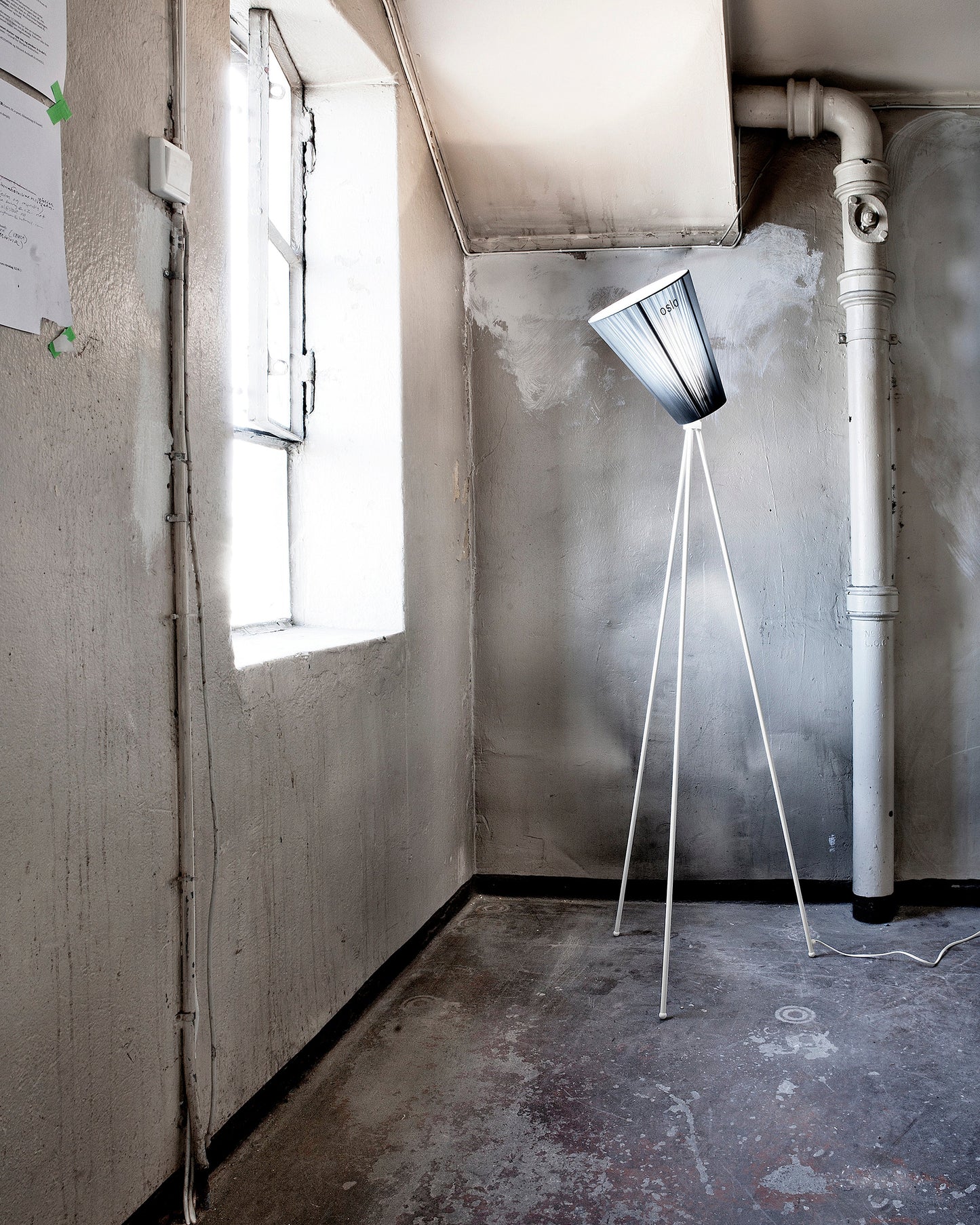 Oslo Wood floor lamp fra Northern