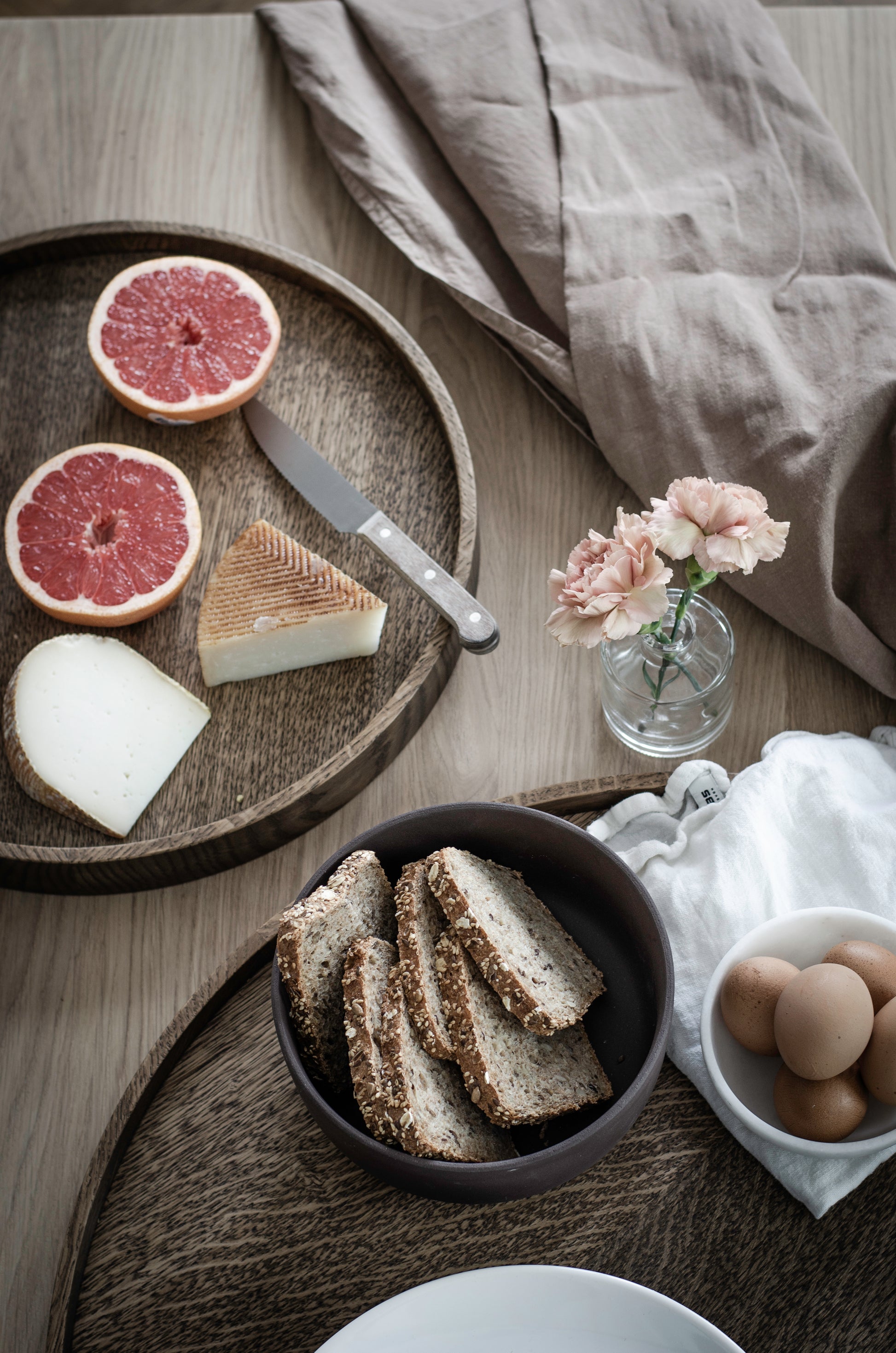 Mingle brett i 40 og 60 centimeter, smoked oiled med mat på