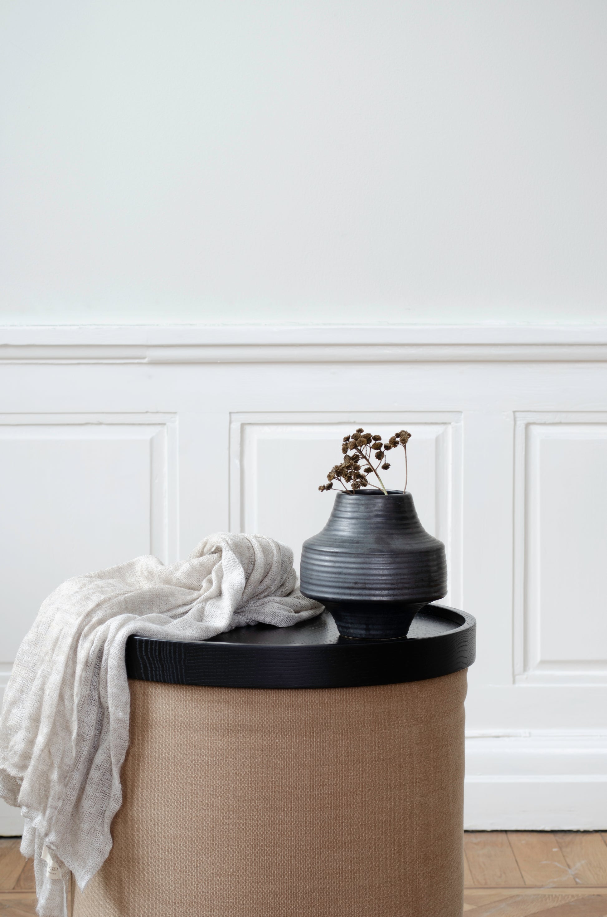 Sort oljet mingle brett på en mingle puff