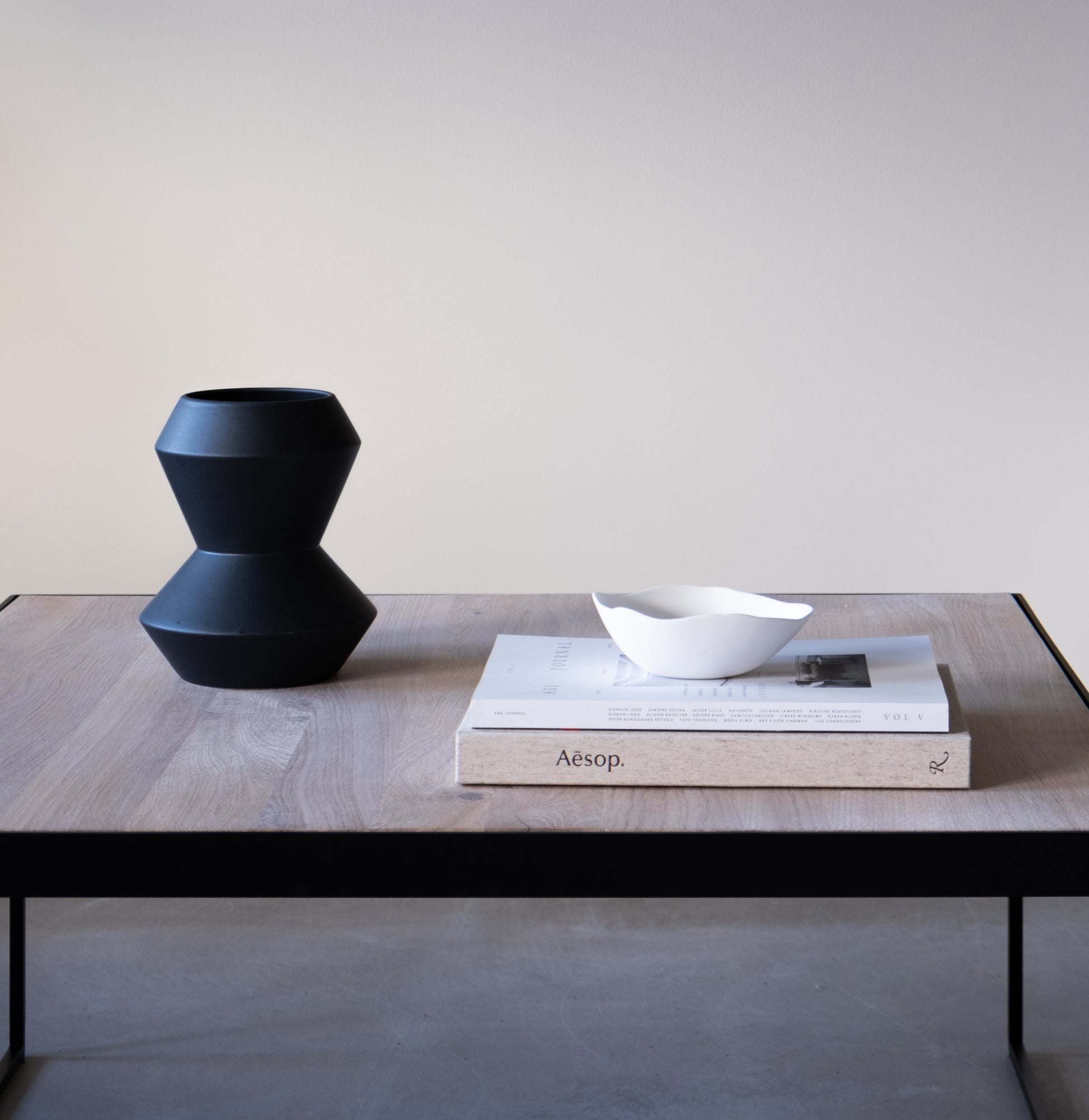 Dia vase 22 centimeter fra ygg&lyng i fargen Coal Black