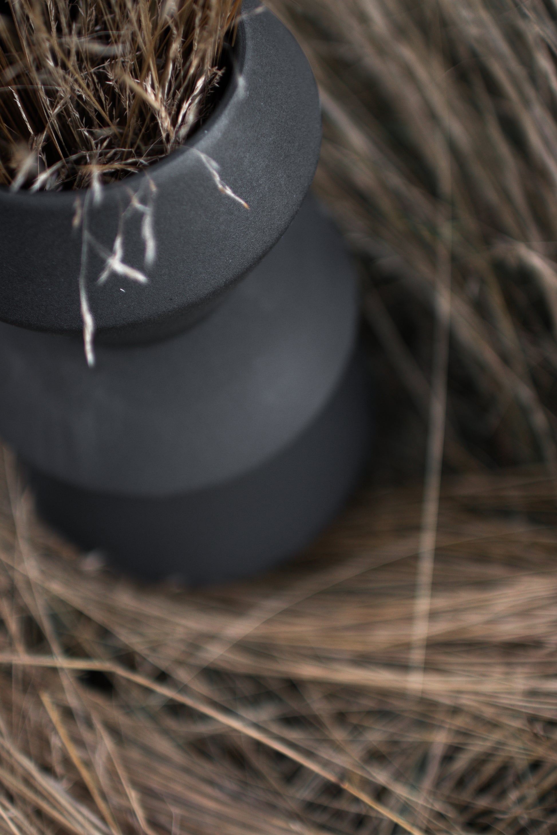 Dia vase 34 centimeter fra ygg&lyng i fargen Coal black