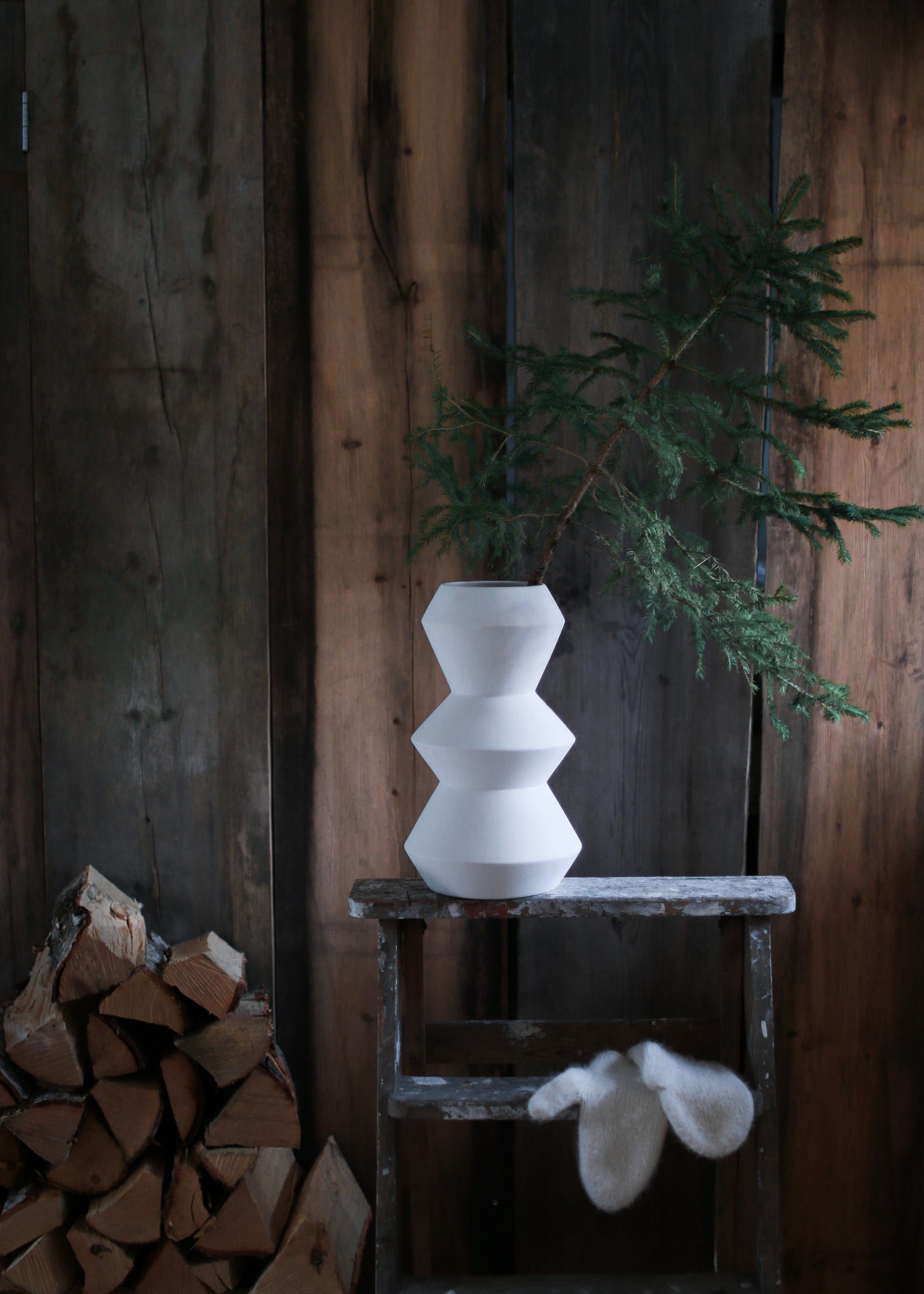 Dia vase 34 centimeter fra ygg&lyng i fargen Milk white