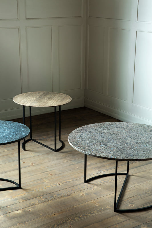 Ljå borde i forskjellige materialer og størrelser.