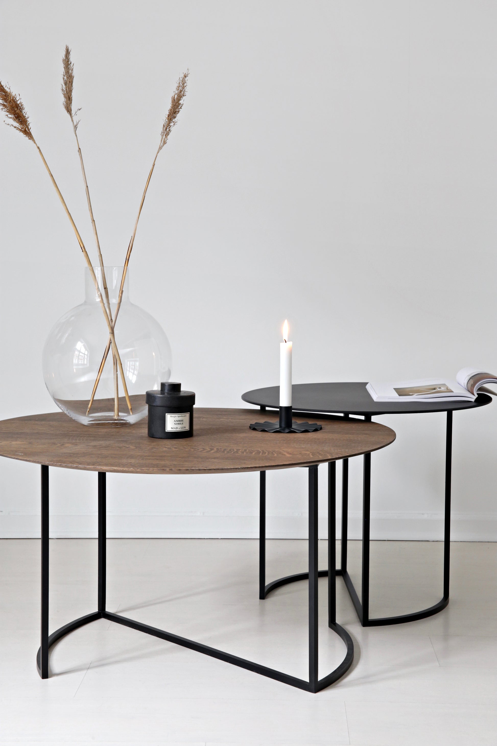 Ljå salongbord i 80 centimeter smoked oiled og 55 sort metal top.