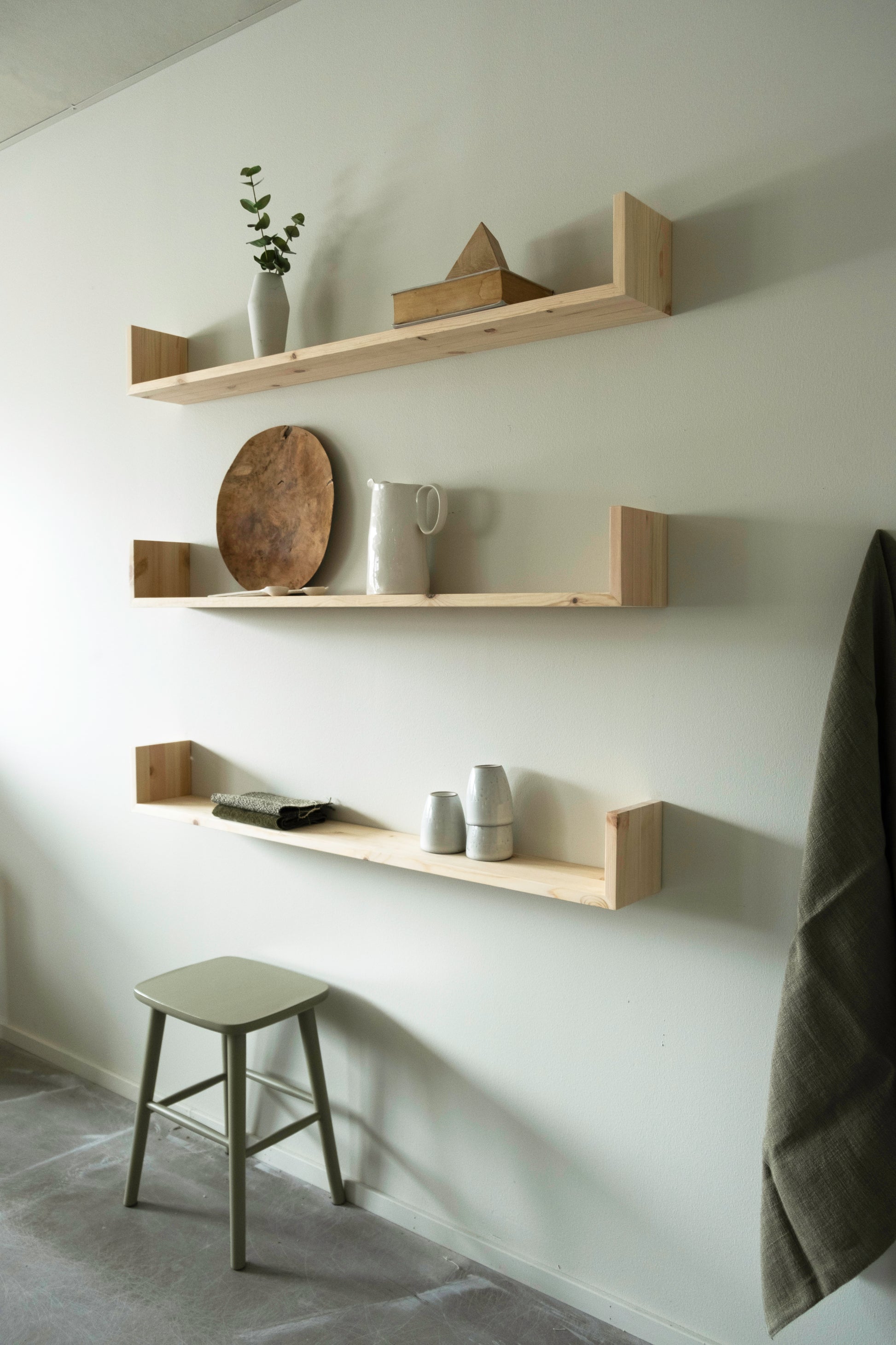 Furu gren hyller fra yggoglyng med dekorasjon.