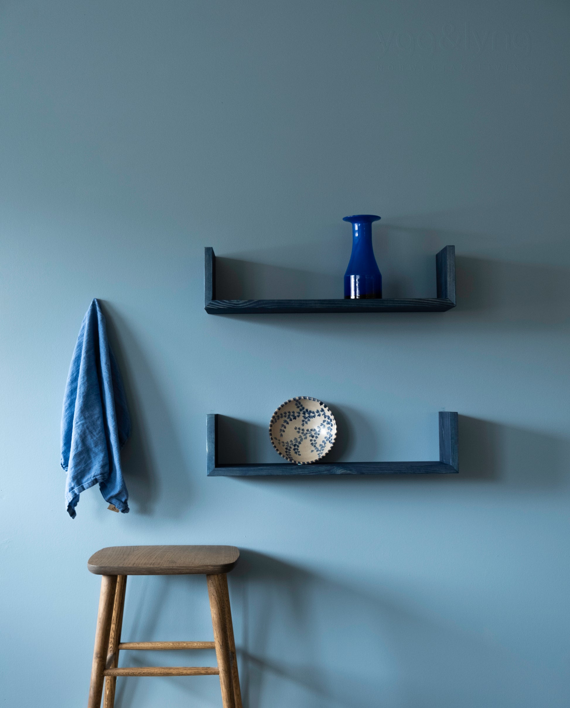 Blå beiset gren hyller fra ygg&lyng med en non krakk.