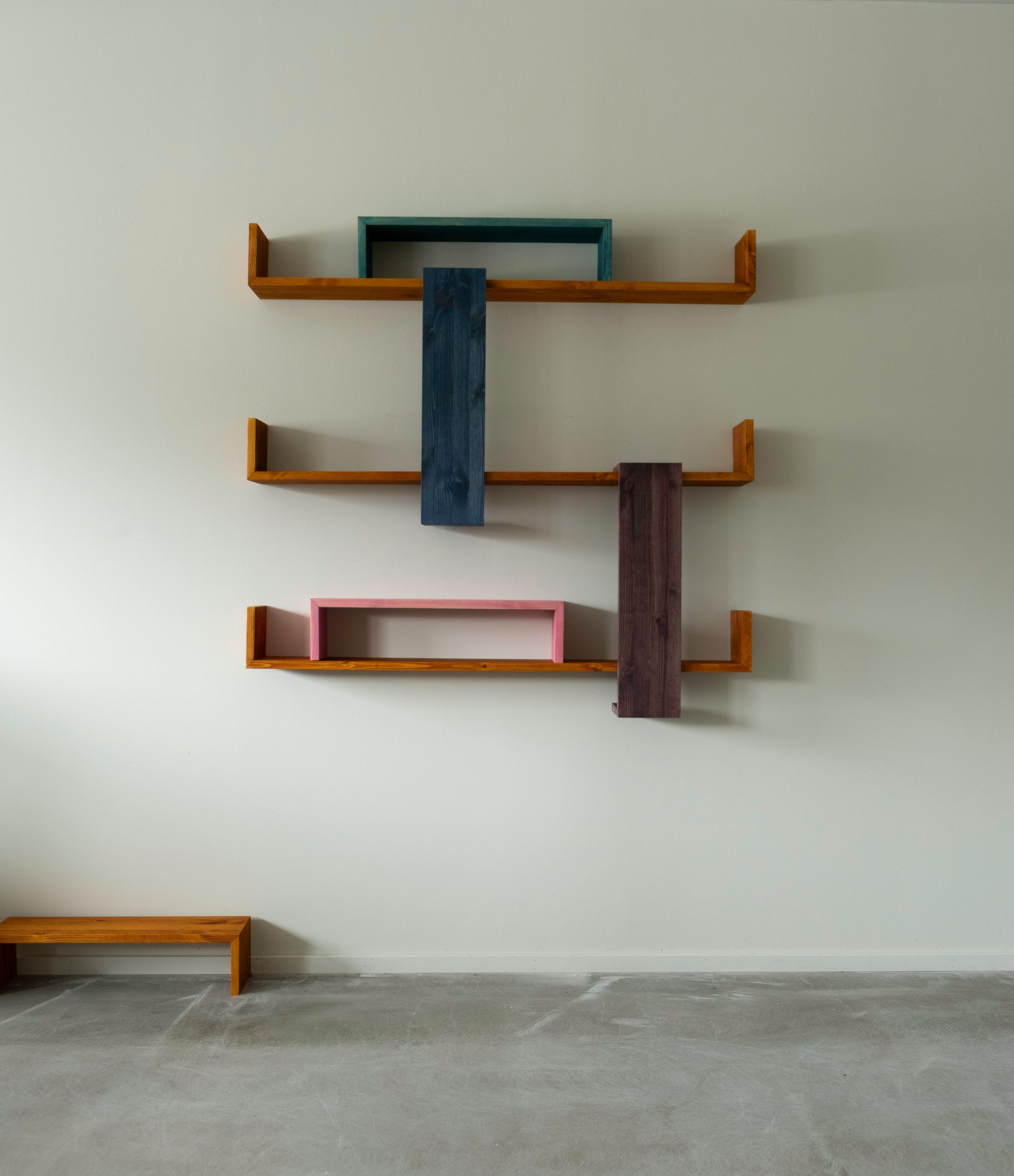 Furu gren hyller fra ygg&lyng som har blitt beiset med oljer.