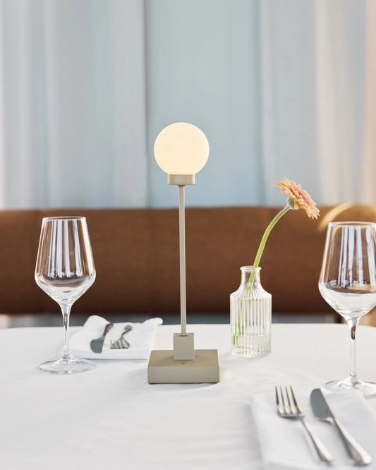 Snowball portable table lamp fra Northern
