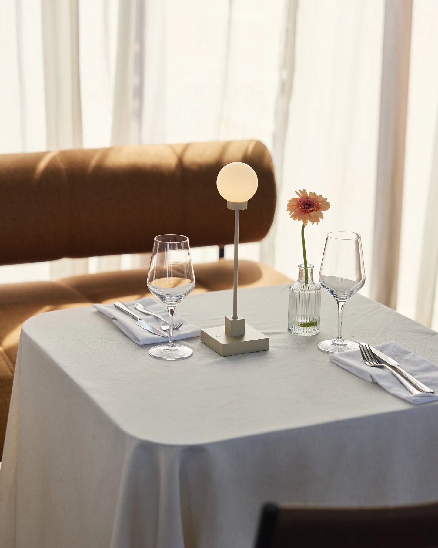 Snowball portable table lamp fra Northern