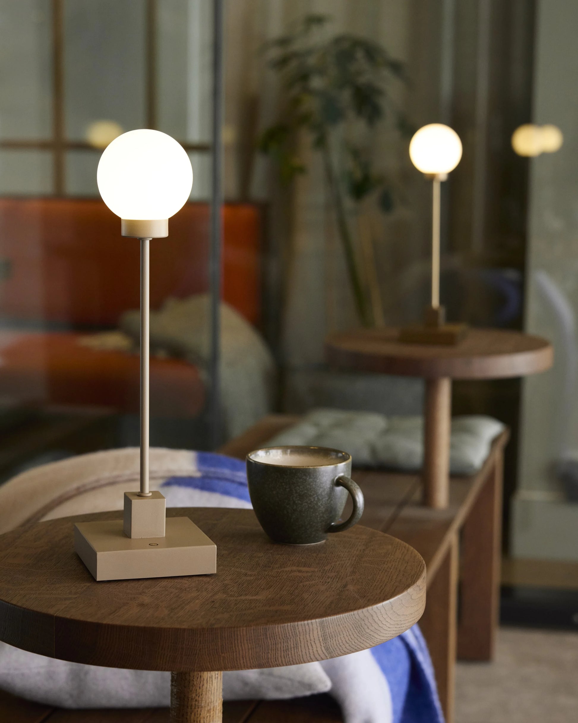 Snowball portable table lamp