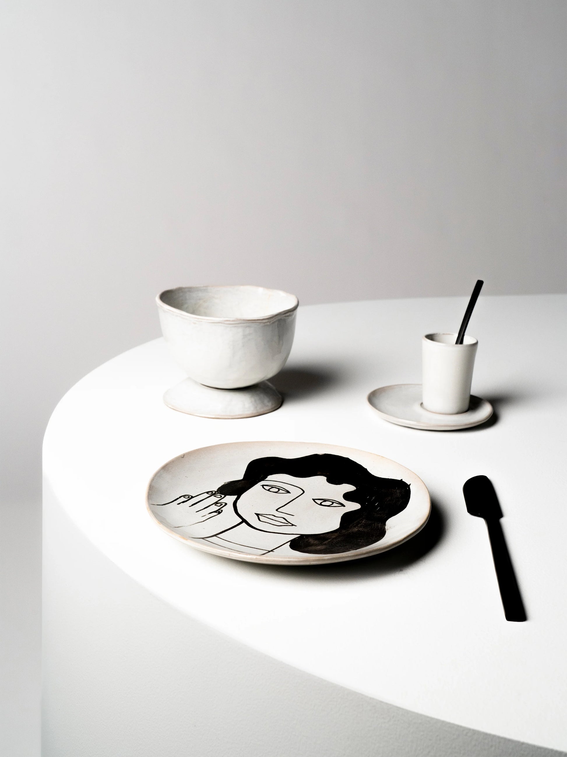 Plate M Off White Black La Mère